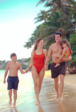 Fotografía de una familia caminando en la playa
