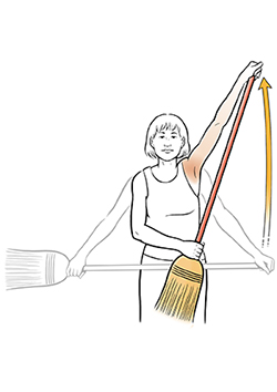 Mujer que hace un ejercicio de estiramiento para su hombro con una escoba.